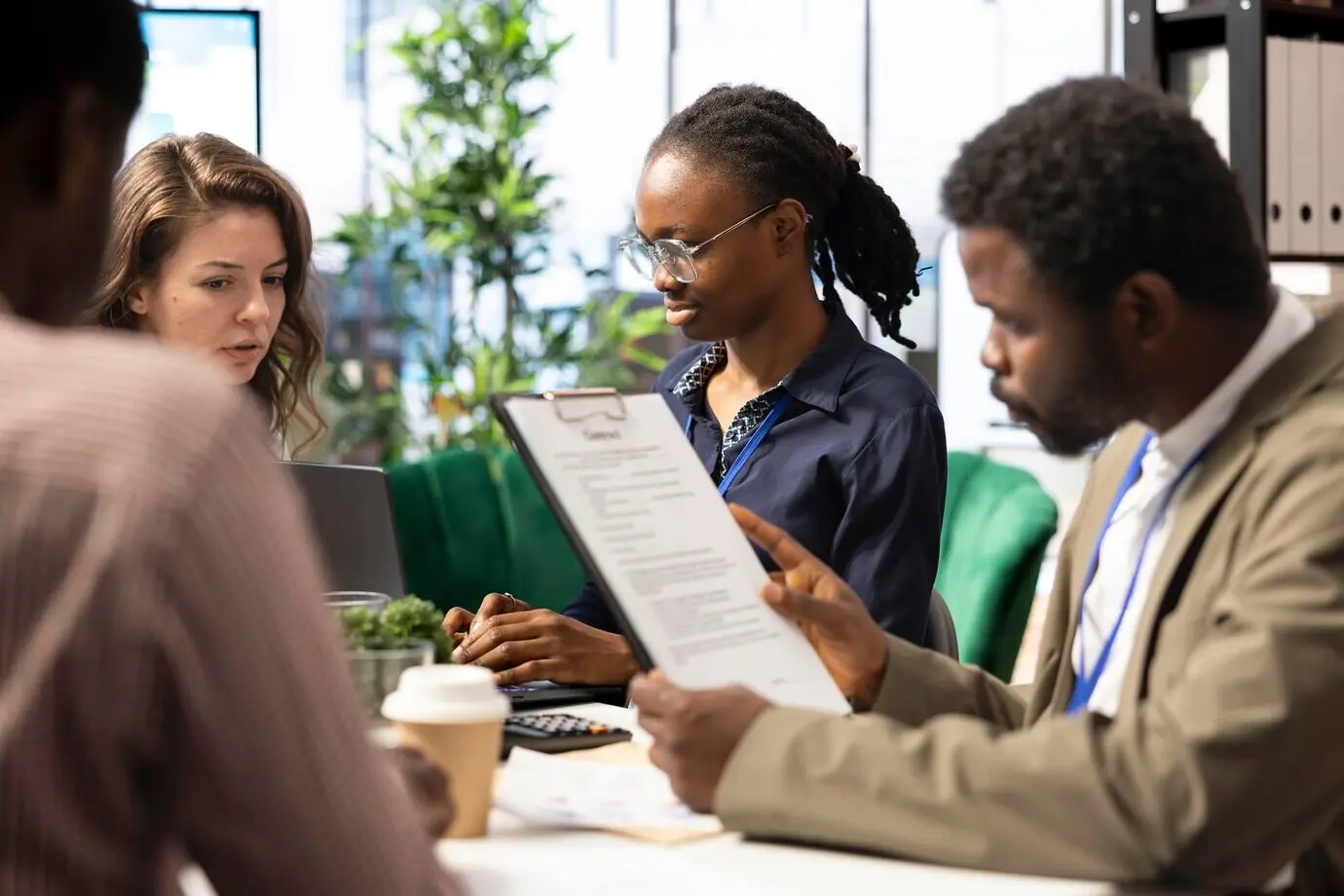Verbundene Unternehmen kooperieren in einer hochwertigen Arbeitsumgebung, um die Ressourcenverteilung festzulegen.