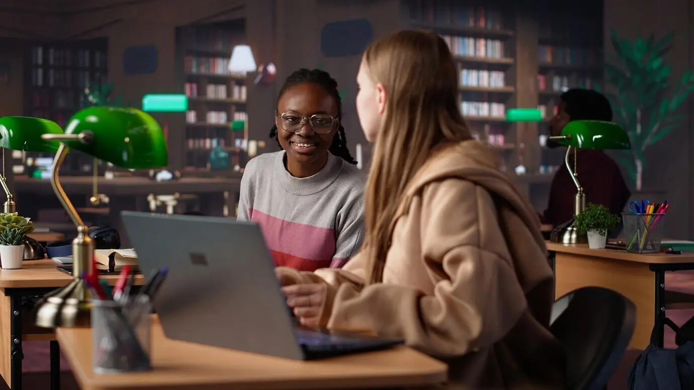 Eine Studentin liest und schreibt ausführliche Notizen für eine Prüfung.